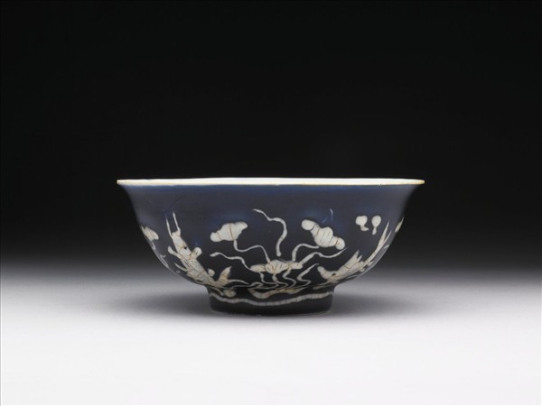 藍地堆白蓮塘游魚紋碗