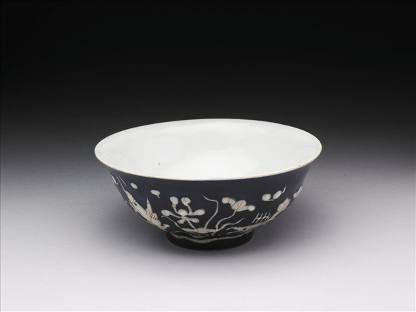 藍地堆白蓮塘游魚紋碗