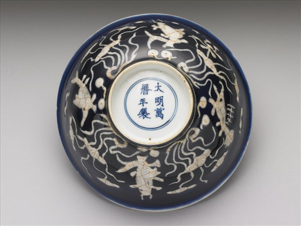 藍地堆白蓮塘游魚紋碗