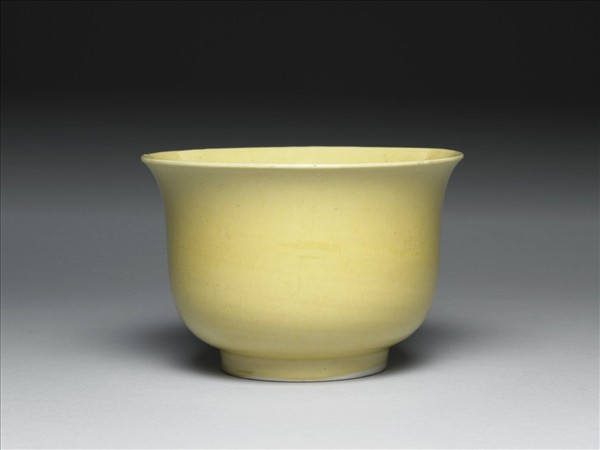 黃釉仰鍾式碗