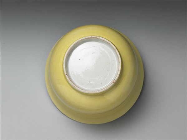 黃釉仰鍾式碗