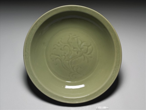 龍泉窯 青瓷劃花花卉紋折沿盤