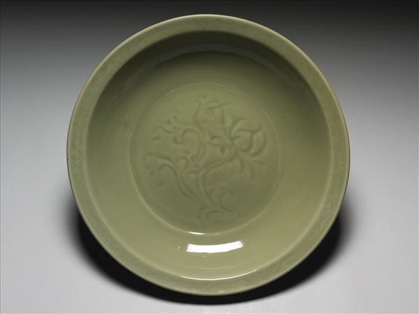 龍泉窯 青瓷劃花花卉紋折沿盤