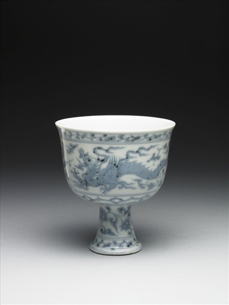 青花穿蓮夔龍紋高足碗