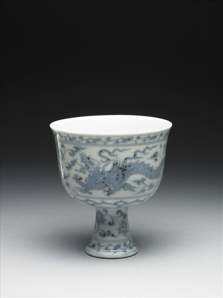 青花穿蓮夔龍紋高足碗