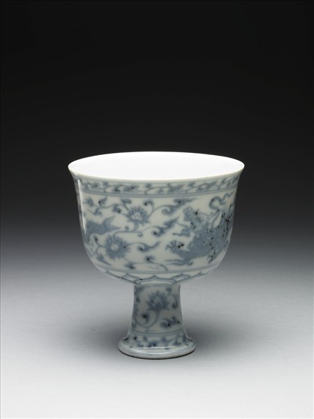 青花穿蓮夔龍紋高足碗