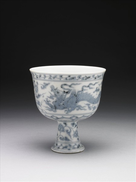 青花穿蓮夔龍紋高足碗