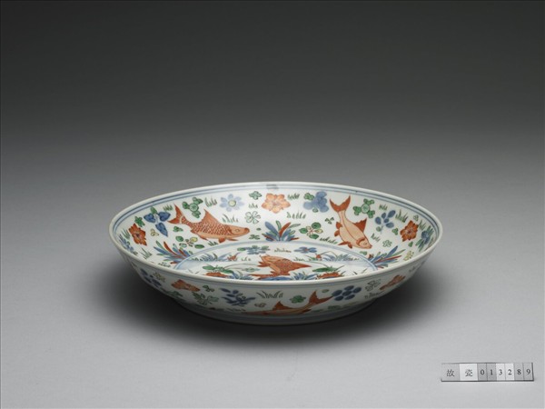 青花五彩蓮塘魚藻紋盤