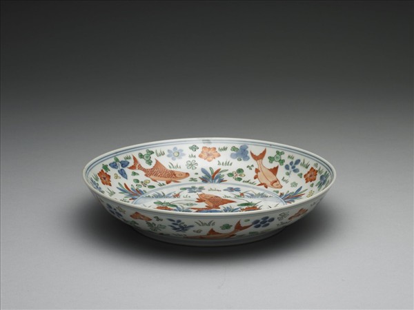 青花五彩蓮塘魚藻紋盤