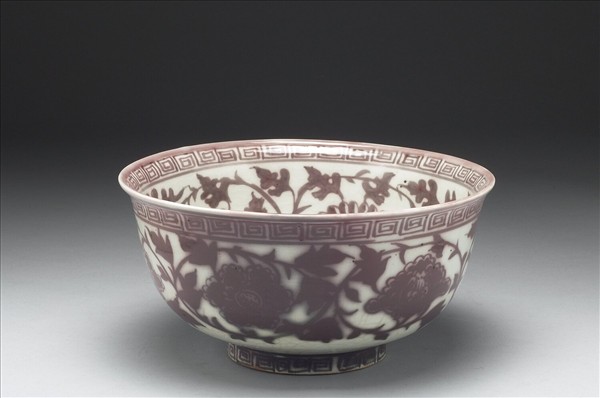 釉裡紅牡丹紋碗