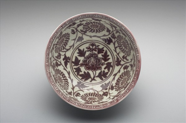 釉裡紅牡丹紋碗