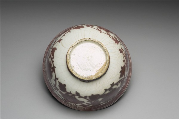 釉裡紅牡丹紋碗