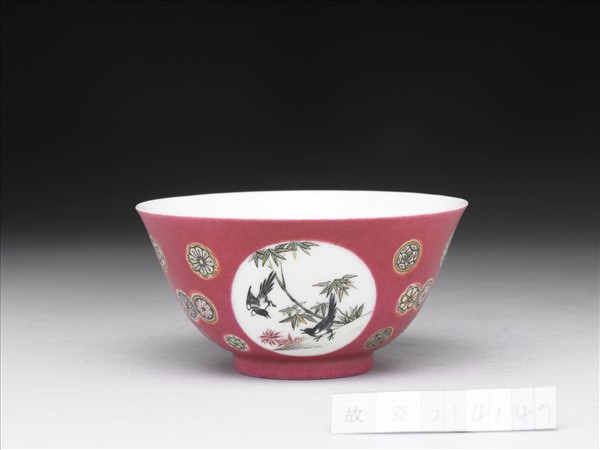 琺瑯彩紅地團花開光花鳥紋碗