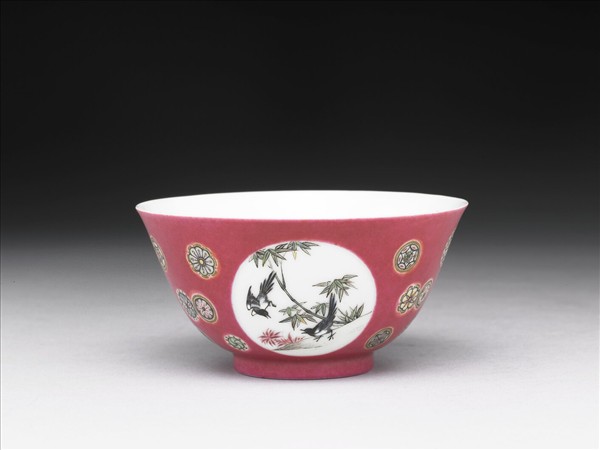 琺瑯彩紅地團花開光花鳥紋碗