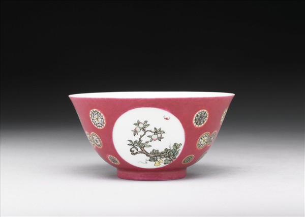 琺瑯彩紅地團花開光花鳥紋碗