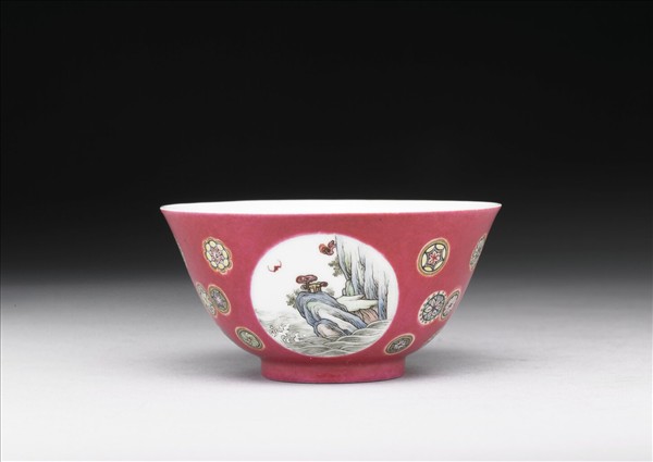 琺瑯彩紅地團花開光花鳥紋碗