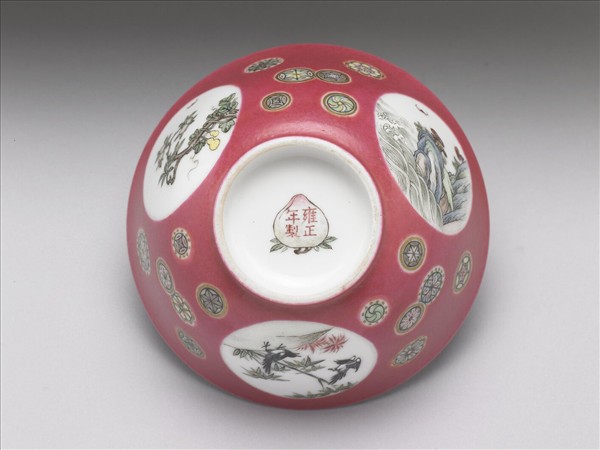 琺瑯彩紅地團花開光花鳥紋碗