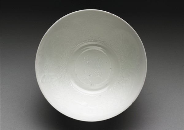 琺瑯彩紅地團花開光花鳥紋碗