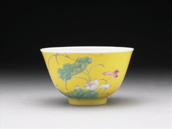 琺瑯彩黃地蓮花紋鍾