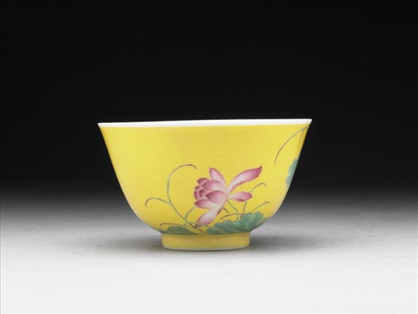 琺瑯彩黃地蓮花紋鍾