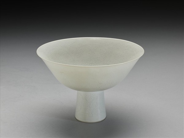 甜白釉番蓮紋高足碗