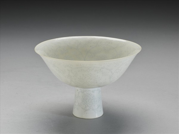 甜白釉番蓮紋高足碗