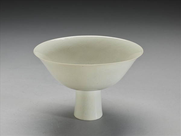 甜白釉番蓮紋高足碗