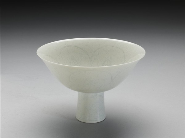 甜白釉番蓮紋高足碗