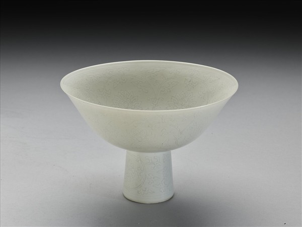 甜白釉番蓮紋高足碗