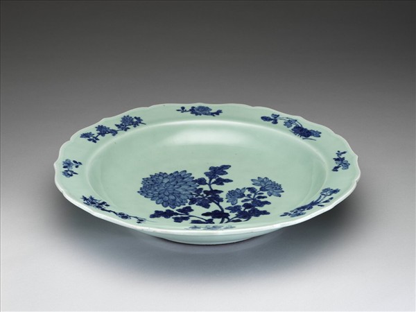 冬青釉青花菊花紋盤