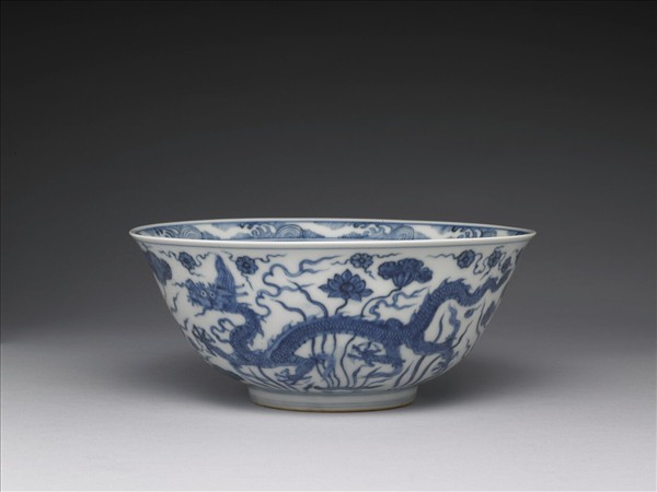 青花蓮塘龍紋碗