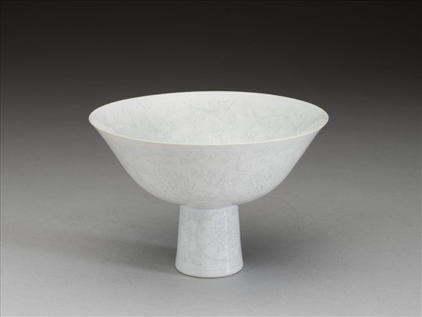 甜白釉番蓮紋高足碗