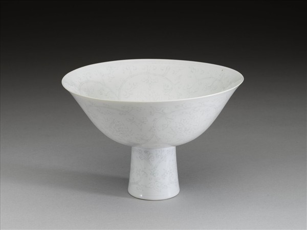 甜白釉番蓮紋高足碗