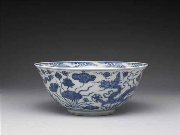 青花蓮塘龍紋碗