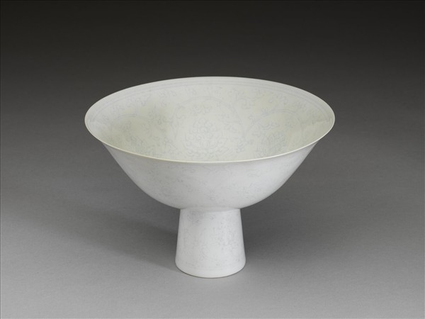 甜白釉番蓮紋高足碗