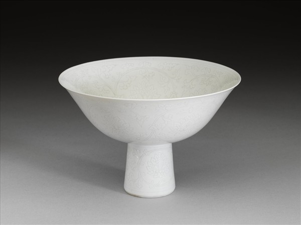 甜白釉番蓮紋高足碗