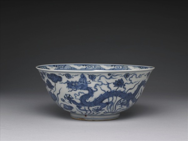 青花蓮塘龍紋碗