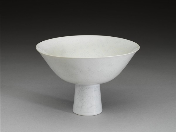 甜白釉番蓮紋高足碗