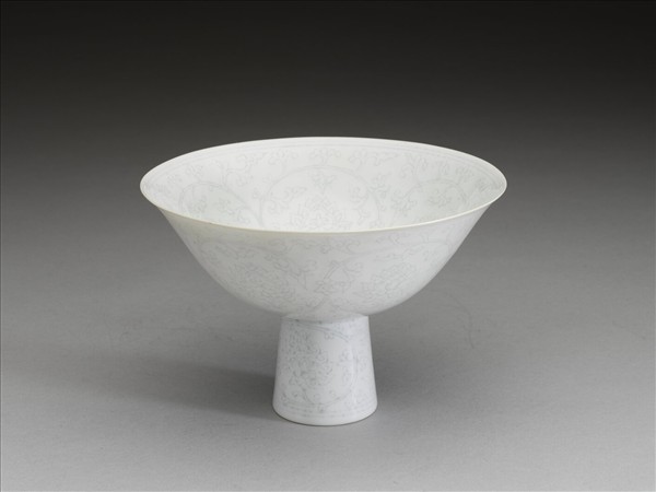 甜白釉番蓮紋高足碗