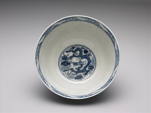 青花蓮塘龍紋碗