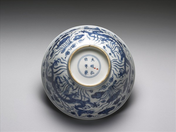 青花蓮塘龍紋碗