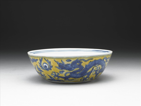 青花黃地龍紋碗