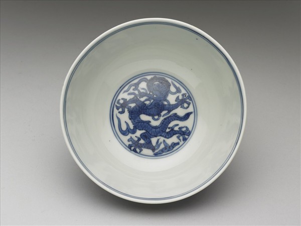 青花黃地龍紋碗