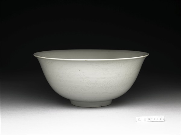 白瓷劃花雙龍戲珠紋碗