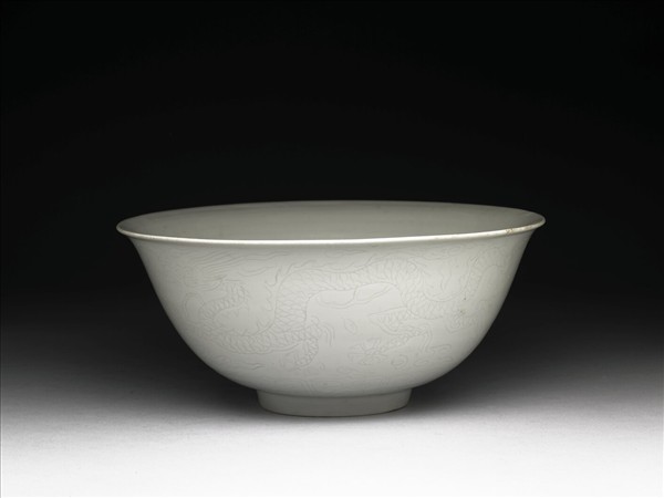 白瓷劃花雙龍戲珠紋碗