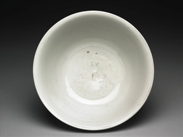 白瓷劃花雙龍戲珠紋碗