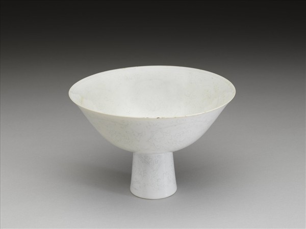 甜白釉番蓮紋高足碗