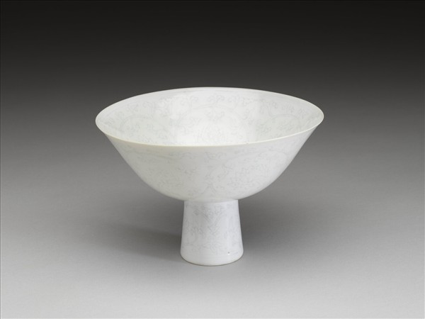 甜白釉番蓮紋高足碗