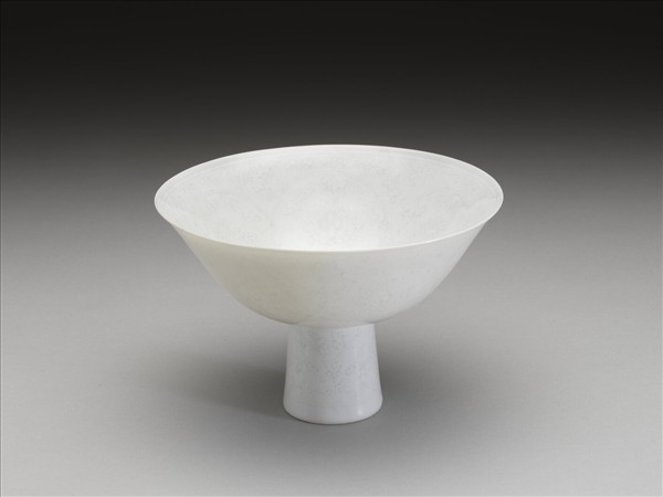 甜白釉番蓮紋高足碗