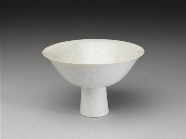 甜白釉番蓮紋高足碗